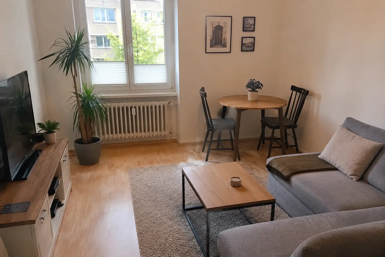 Kompakter runder Essplatz an der Wand in einem kleinen Wohnzimmer