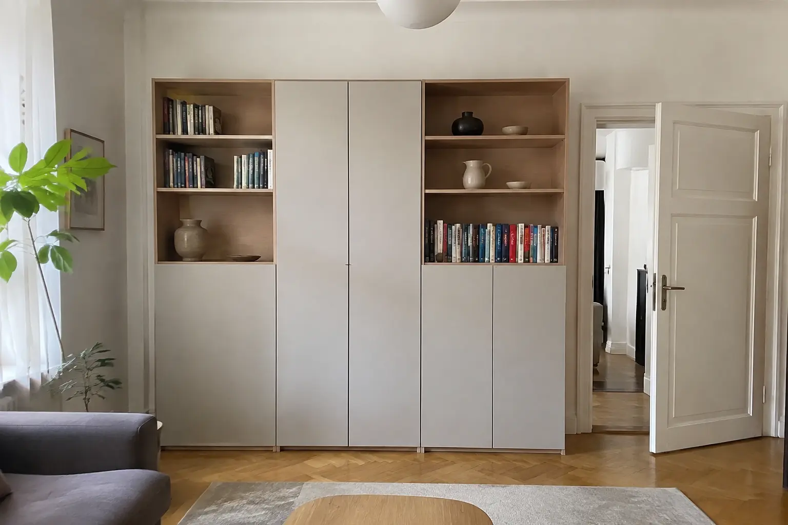 Kombination aus offenen Regalfächern und geschlossenen Schränken im Wohnzimmer
