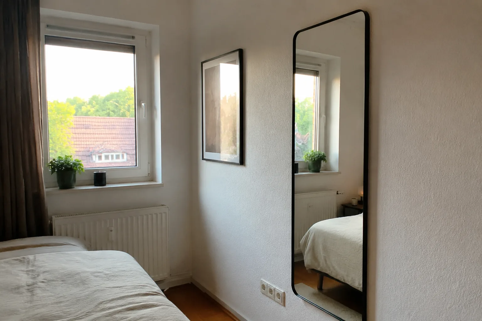 Schmaler Spiegel reflektiert Tageslicht in ein kleines Schlafzimmer