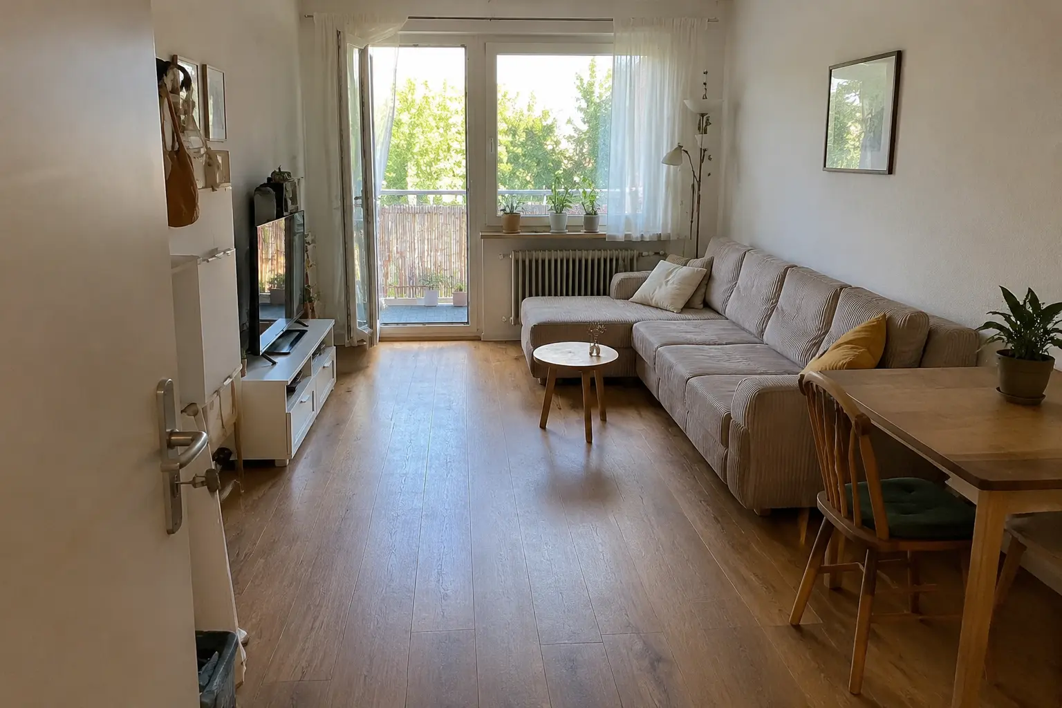 Freie Laufwege zwischen Sofa, Tür und Fenster im kleinen Wohnzimmer