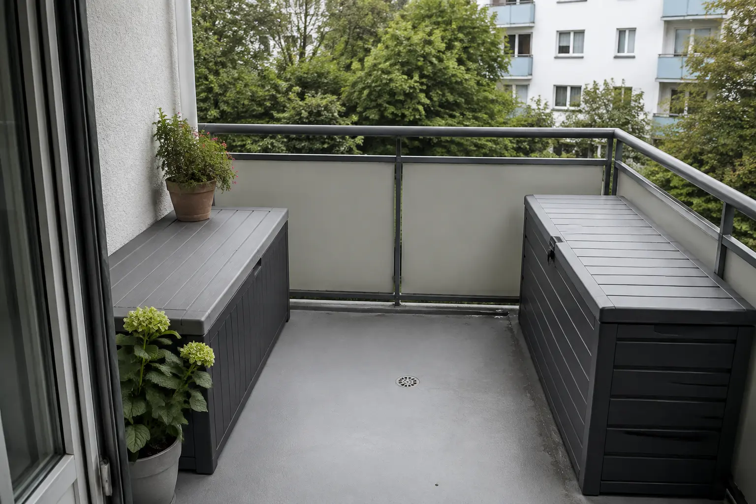 Sitzbank auf kleinem Balkon mit geschlossenen Boxen für Kissen und Gartenzubehör